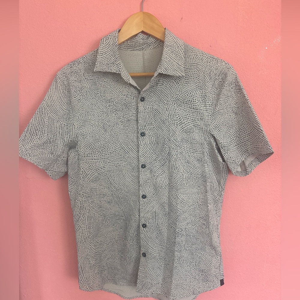 Lululemon Men's Black and White Patterned Shirt
Dry fit
Size S
preowned